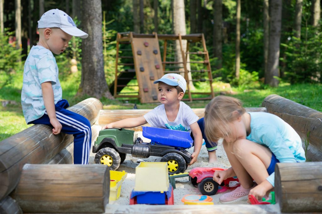 montessori kids playing together